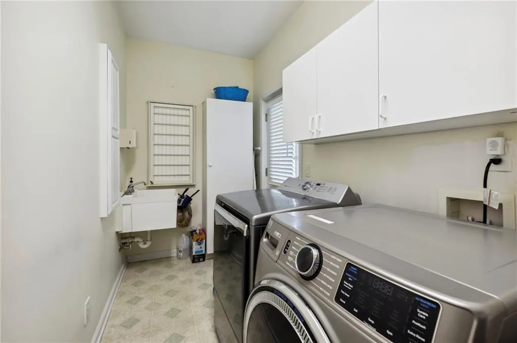 335 Hunting View Court, Atlanta, Georgia 30328, 5 Bedrooms Bedrooms, ,4 BathroomsBathrooms,Residential,Sold,335 Hunting View Court,7201264