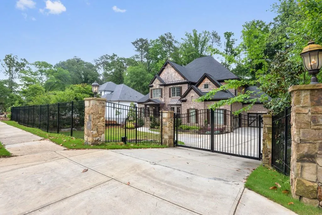 435 Windsor Parkway Ne, Sandy Springs, Georgia 30342, 5 Bedrooms Bedrooms, ,4 BathroomsBathrooms,Residential,Sold,435 Windsor Parkway Ne,6620235