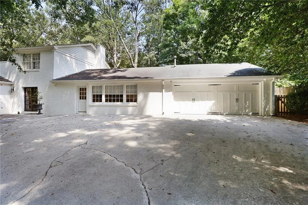 5200 High Point Road, Atlanta, Georgia 30342, 4 Bedrooms Bedrooms, ,3 BathroomsBathrooms,Residential,Sold,5200 High Point Road,6765638