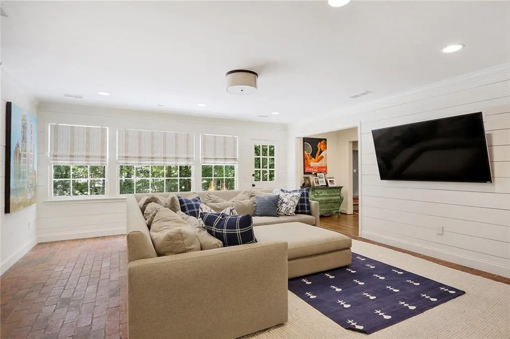 5200 High Point Road, Atlanta, Georgia 30342, 4 Bedrooms Bedrooms, ,3 BathroomsBathrooms,Residential,Sold,5200 High Point Road,6765638