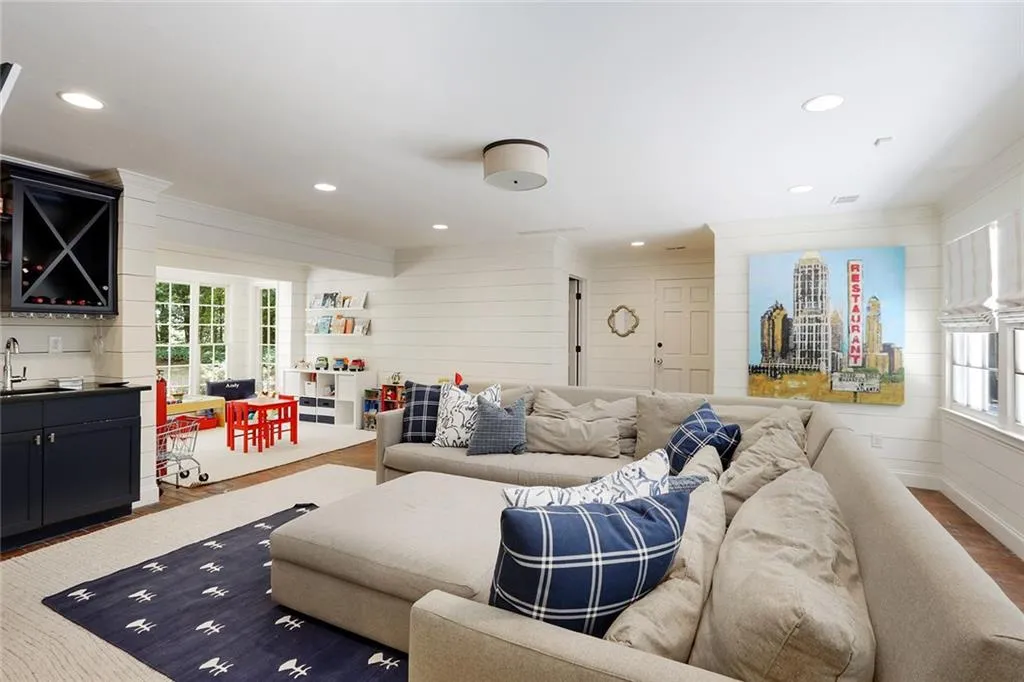 5200 High Point Road, Atlanta, Georgia 30342, 4 Bedrooms Bedrooms, ,3 BathroomsBathrooms,Residential,Sold,5200 High Point Road,6765638