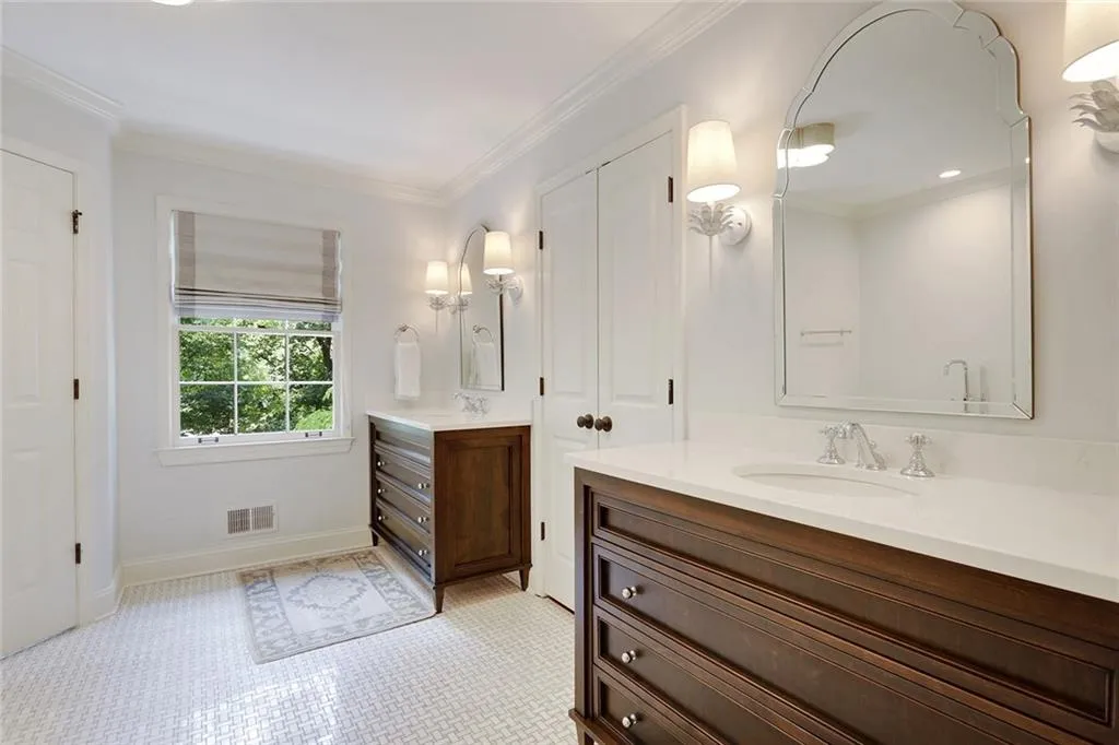 5200 High Point Road, Atlanta, Georgia 30342, 4 Bedrooms Bedrooms, ,3 BathroomsBathrooms,Residential,Sold,5200 High Point Road,6765638