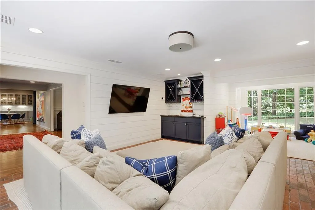 5200 High Point Road, Atlanta, Georgia 30342, 4 Bedrooms Bedrooms, ,3 BathroomsBathrooms,Residential,Sold,5200 High Point Road,6765638