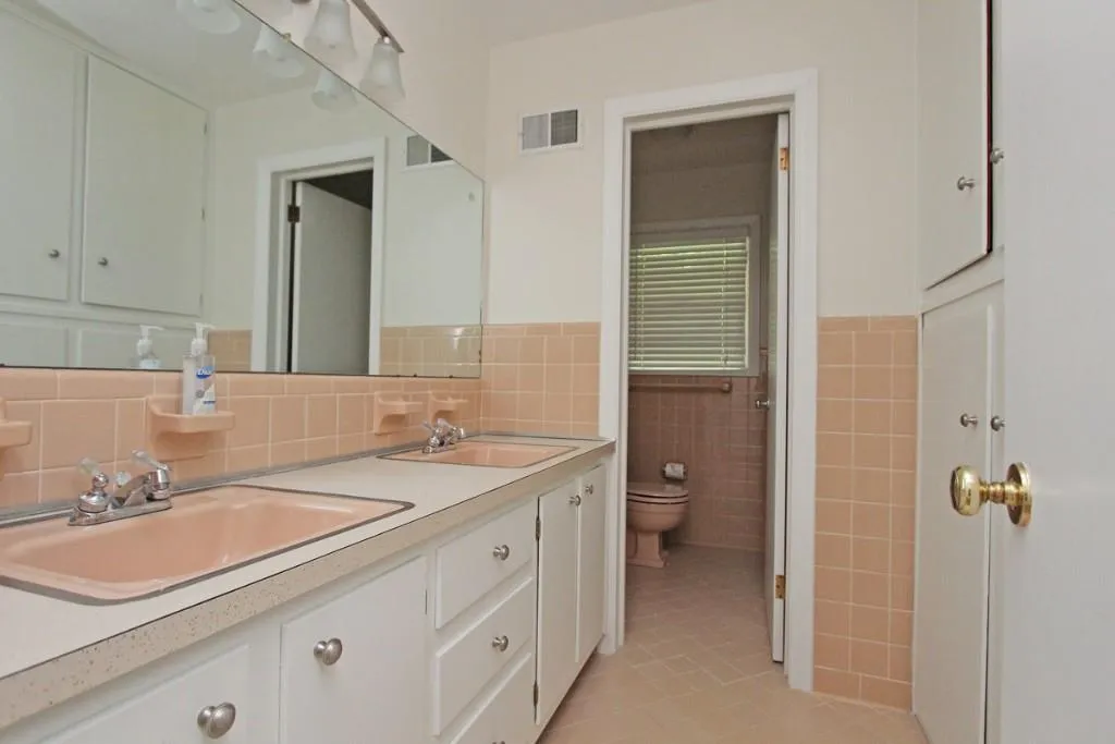 100 Wyndham Drive, Sandy Springs, Georgia 30328, 3 Bedrooms Bedrooms, ,2 BathroomsBathrooms,Residential,Sold,100 Wyndham Drive,5542793