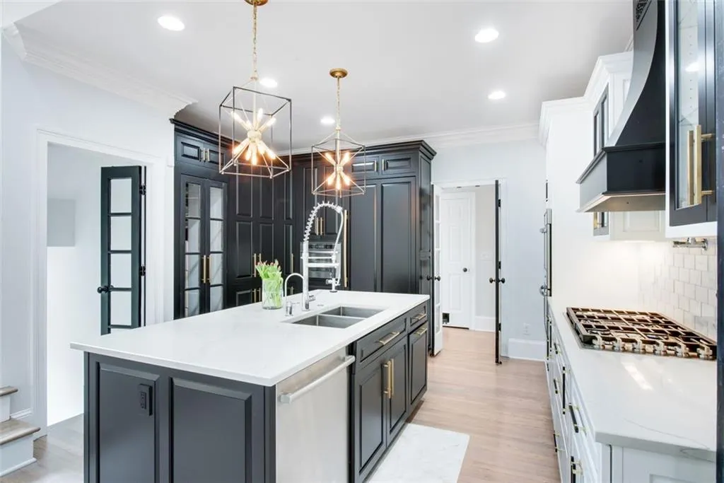 220 Windsor Gate Cove Ne, Atlanta, Georgia 30342, 5 Bedrooms Bedrooms, ,4 BathroomsBathrooms,Residential,Sold,220 Windsor Gate Cove Ne,6882787