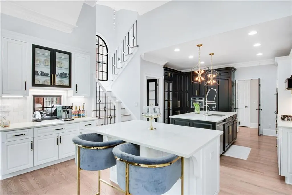 220 Windsor Gate Cove Ne, Atlanta, Georgia 30342, 5 Bedrooms Bedrooms, ,4 BathroomsBathrooms,Residential,Sold,220 Windsor Gate Cove Ne,6882787