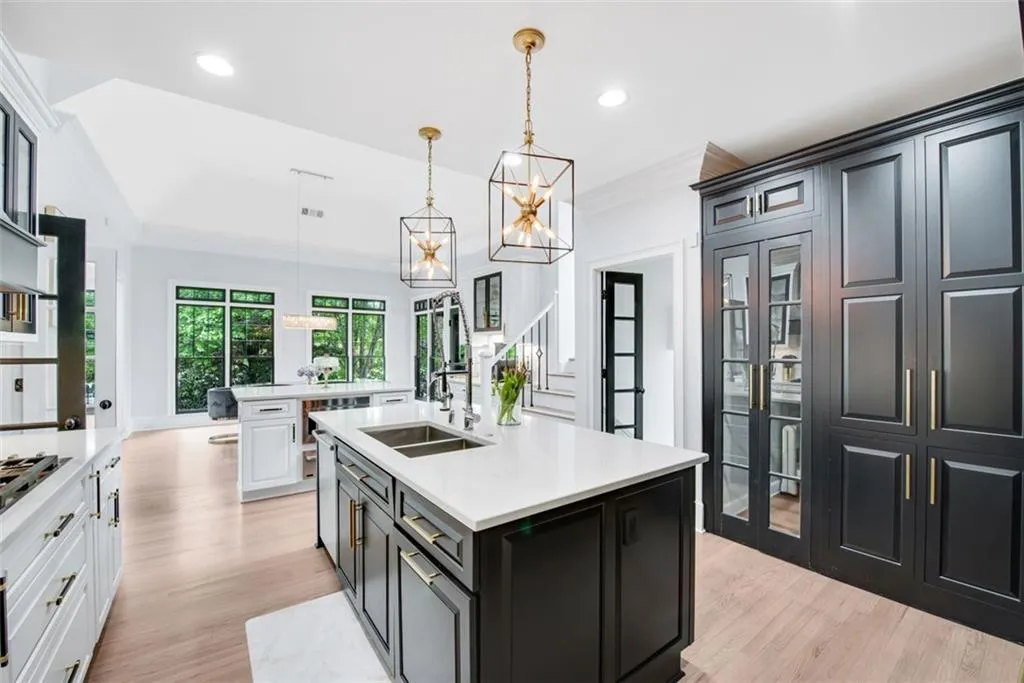 220 Windsor Gate Cove Ne, Atlanta, Georgia 30342, 5 Bedrooms Bedrooms, ,4 BathroomsBathrooms,Residential,Sold,220 Windsor Gate Cove Ne,6882787