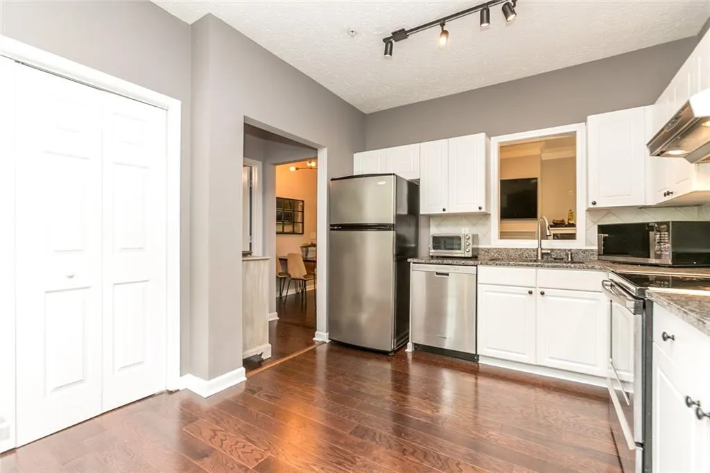 5559 Glenridge Drive Unit 2407, Sandy Springs, Georgia 30342, 2 Bedrooms Bedrooms, ,2 BathroomsBathrooms,Residential,Sold,5559 Glenridge Drive Unit 2407,6726963