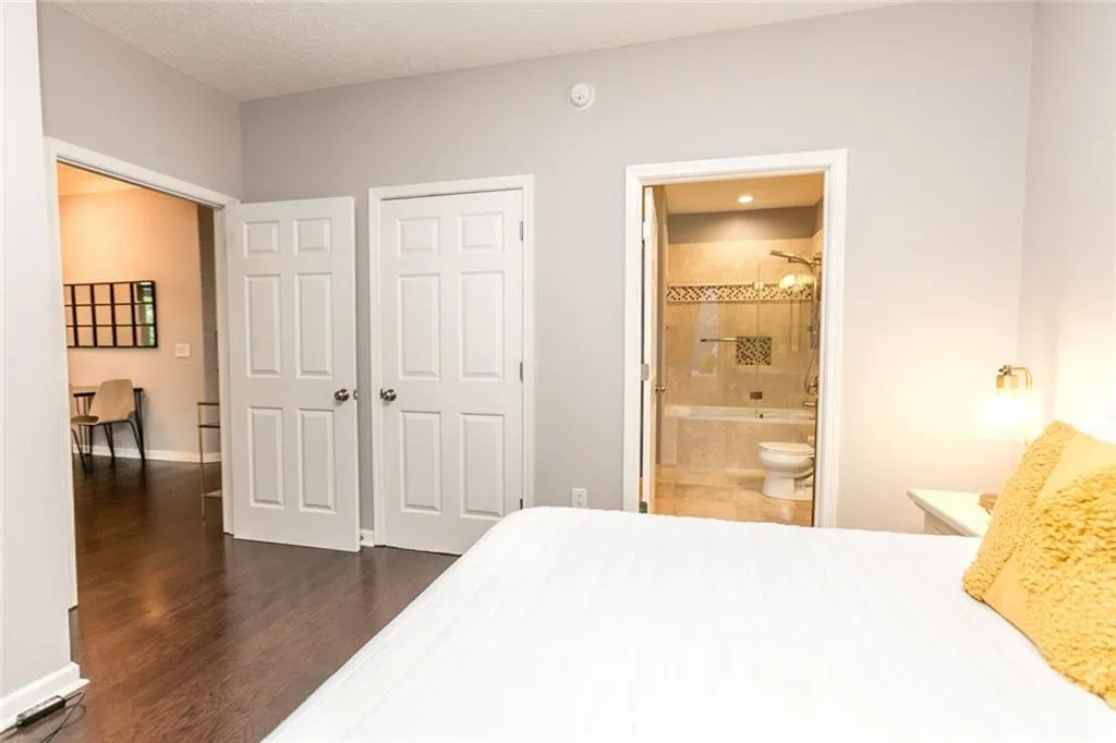 5559 Glenridge Drive Unit 2407, Sandy Springs, Georgia 30342, 2 Bedrooms Bedrooms, ,2 BathroomsBathrooms,Residential,Sold,5559 Glenridge Drive Unit 2407,6726963