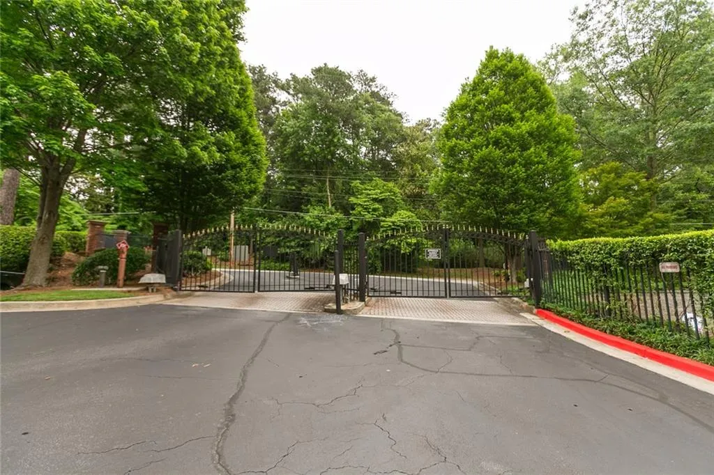 5559 Glenridge Drive Unit 2407, Sandy Springs, Georgia 30342, 2 Bedrooms Bedrooms, ,2 BathroomsBathrooms,Residential,Sold,5559 Glenridge Drive Unit 2407,6726963