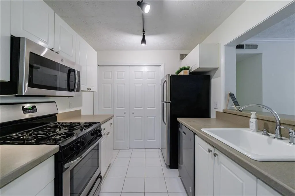 215 Summit North Drive Ne, Atlanta, Georgia 30324, 1 Bedroom Bedrooms, 0 ,1 BathroomBathrooms,Residential,For Sale,215 Summit North Drive Ne,7746151