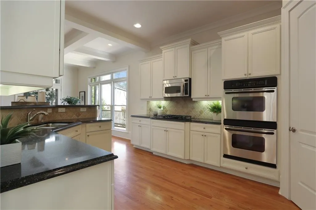 1090 Charles Towne Square, Sandy Springs, Georgia 30328, 4 Bedrooms Bedrooms, ,3 BathroomsBathrooms,Residential,Sold,1090 Charles Towne Square,6829603