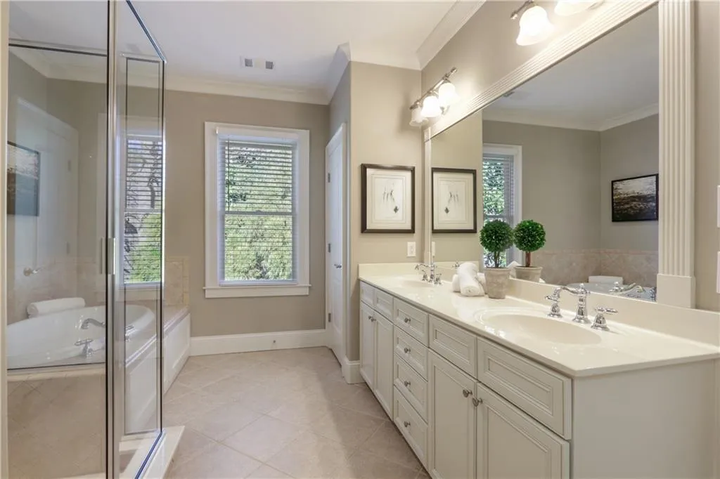 1090 Charles Towne Square, Sandy Springs, Georgia 30328, 4 Bedrooms Bedrooms, ,3 BathroomsBathrooms,Residential,Sold,1090 Charles Towne Square,6829603