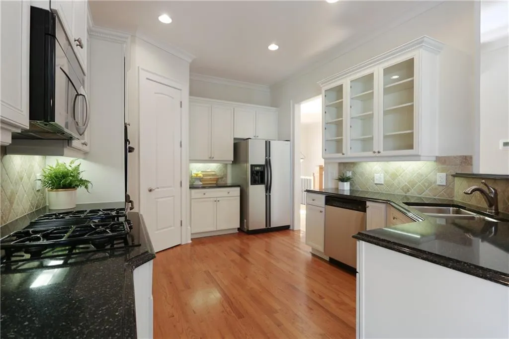 1090 Charles Towne Square, Sandy Springs, Georgia 30328, 4 Bedrooms Bedrooms, ,3 BathroomsBathrooms,Residential,Sold,1090 Charles Towne Square,6829603