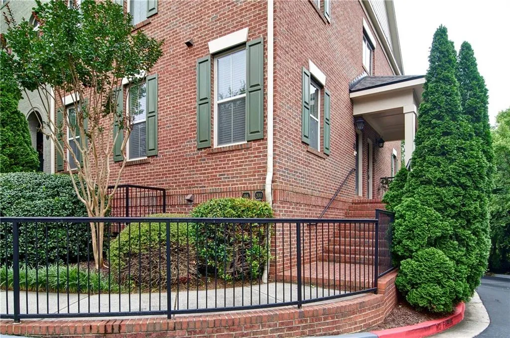 200 Le Gran Cove, Sandy Springs, Georgia 30328, 2 Bedrooms Bedrooms, ,2 BathroomsBathrooms,Residential,Sold,200 Le Gran Cove,6728887