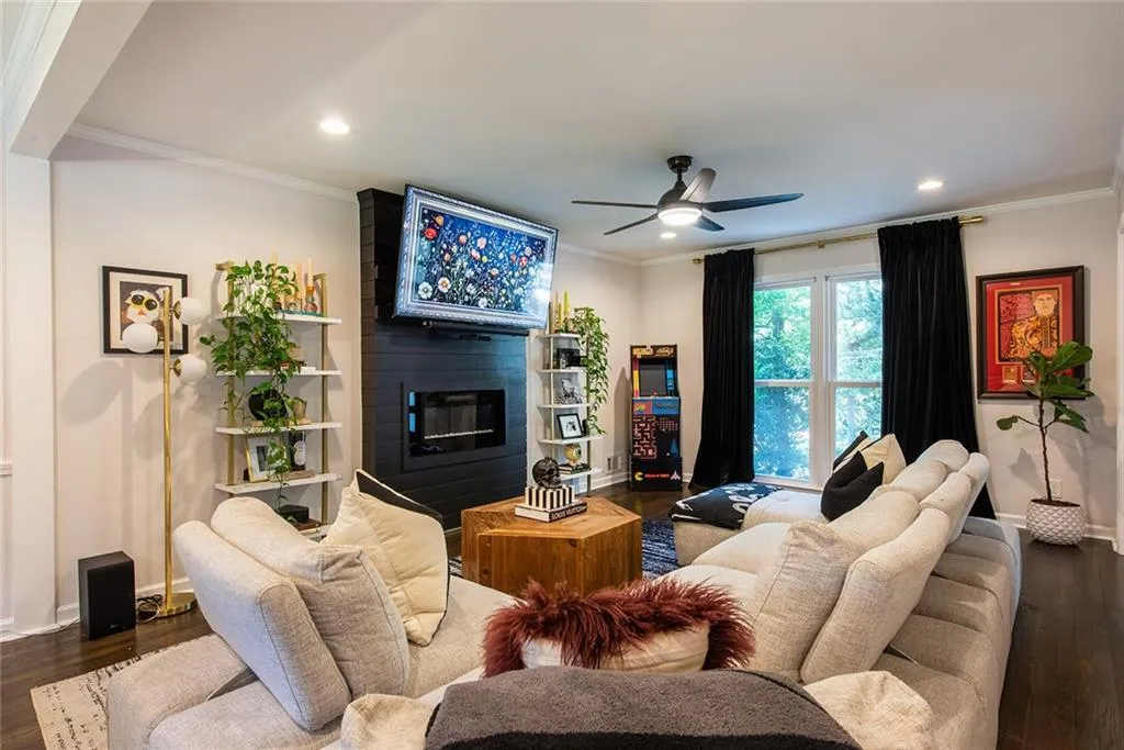 7249 Thornhill Lane, Atlanta, Georgia 30328, 4 Bedrooms Bedrooms, ,4 BathroomsBathrooms,Residential,For Sale,7249 Thornhill Lane,7654131