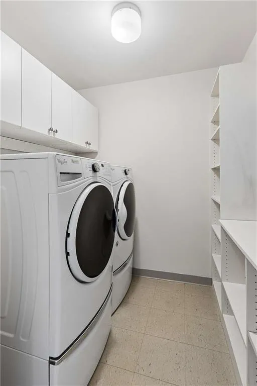 700 Park Regency Place Ne Unit 2404, Atlanta, Georgia 30326, 3 Bedrooms Bedrooms, 0 ,2 BathroomsBathrooms,Residential,For Sale,700 Park Regency Place Ne Unit 2404,7849446