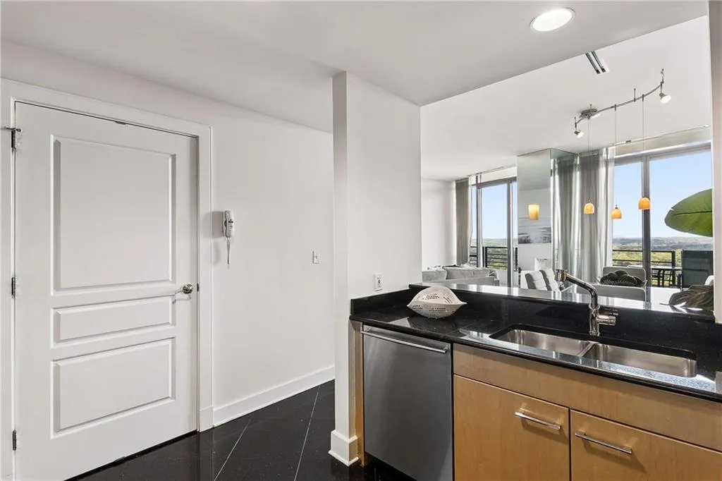 700 Park Regency Place Ne Unit 2404, Atlanta, Georgia 30326, 3 Bedrooms Bedrooms, 0 ,2 BathroomsBathrooms,Residential,For Sale,700 Park Regency Place Ne Unit 2404,7849446