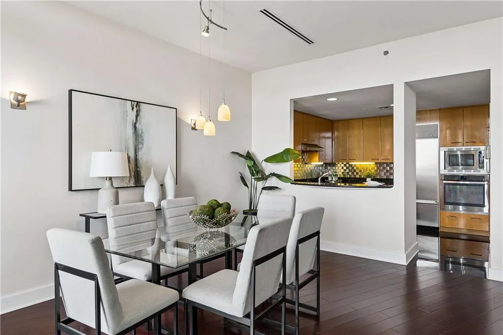 700 Park Regency Place Ne Unit 2404, Atlanta, Georgia 30326, 3 Bedrooms Bedrooms, 0 ,2 BathroomsBathrooms,Residential,For Sale,700 Park Regency Place Ne Unit 2404,7849446
