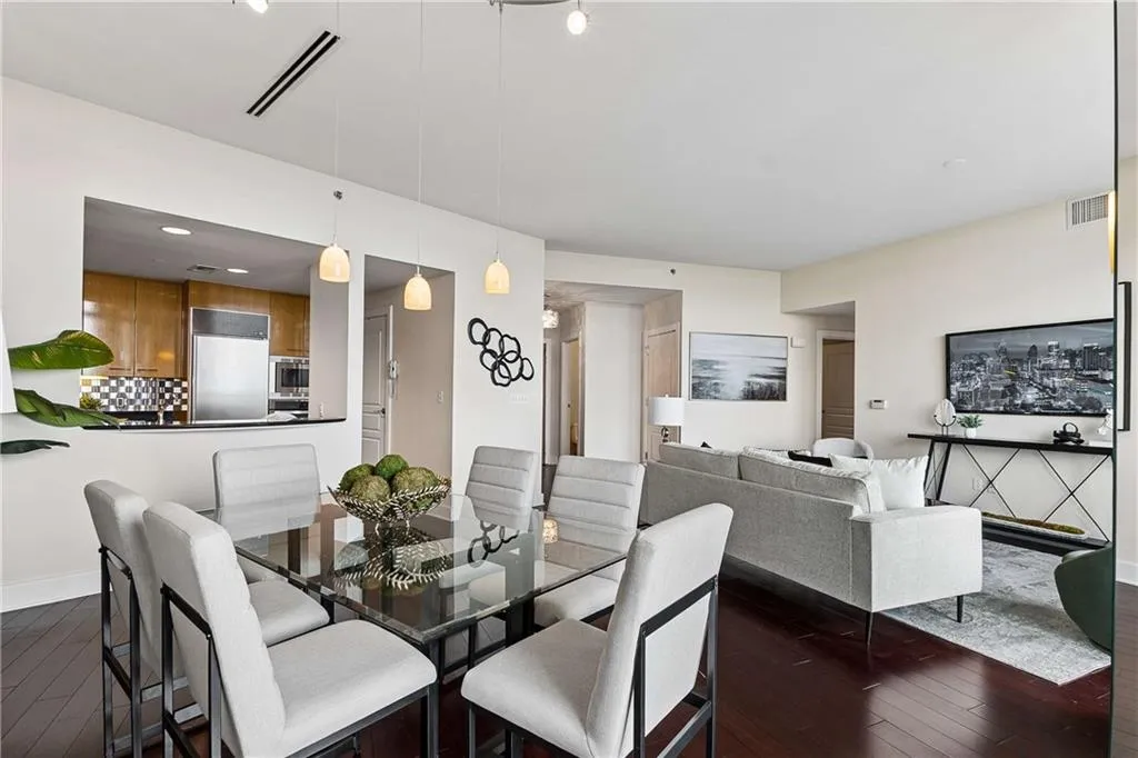 700 Park Regency Place Ne Unit 2404, Atlanta, Georgia 30326, 3 Bedrooms Bedrooms, 0 ,2 BathroomsBathrooms,Residential,For Sale,700 Park Regency Place Ne Unit 2404,7849446