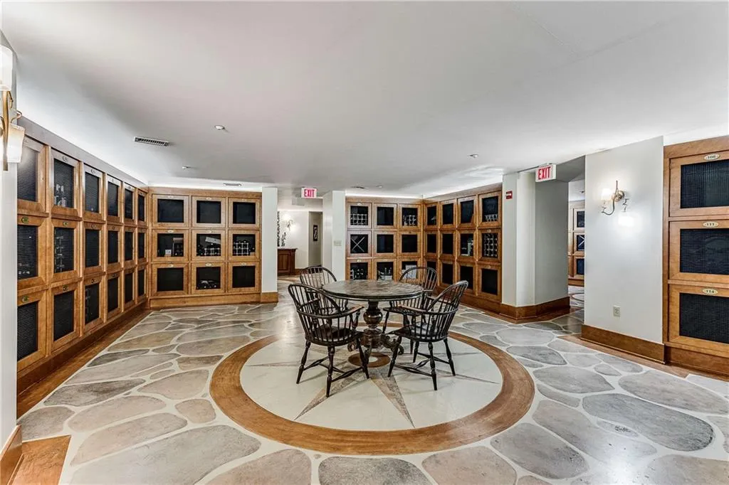 700 Park Regency Place Ne Unit 2404, Atlanta, Georgia 30326, 3 Bedrooms Bedrooms, 0 ,2 BathroomsBathrooms,Residential,For Sale,700 Park Regency Place Ne Unit 2404,7849446