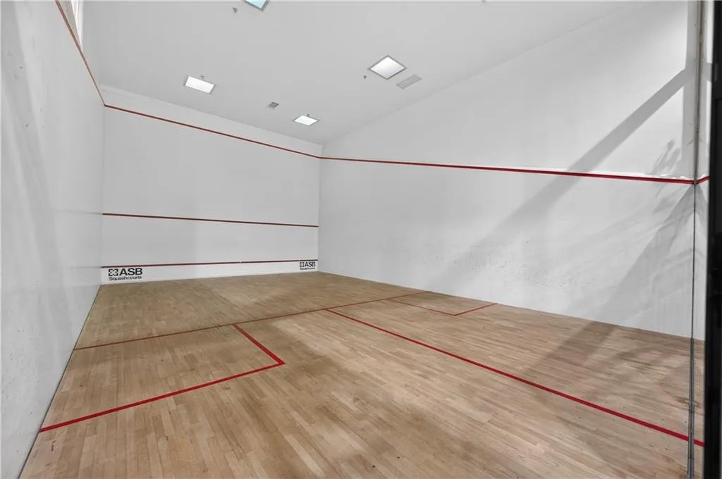 Raquet ball court