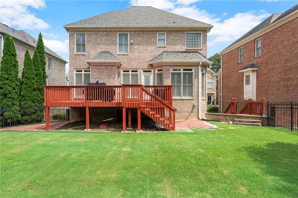 Great backyard for pets, children, or entertaining.