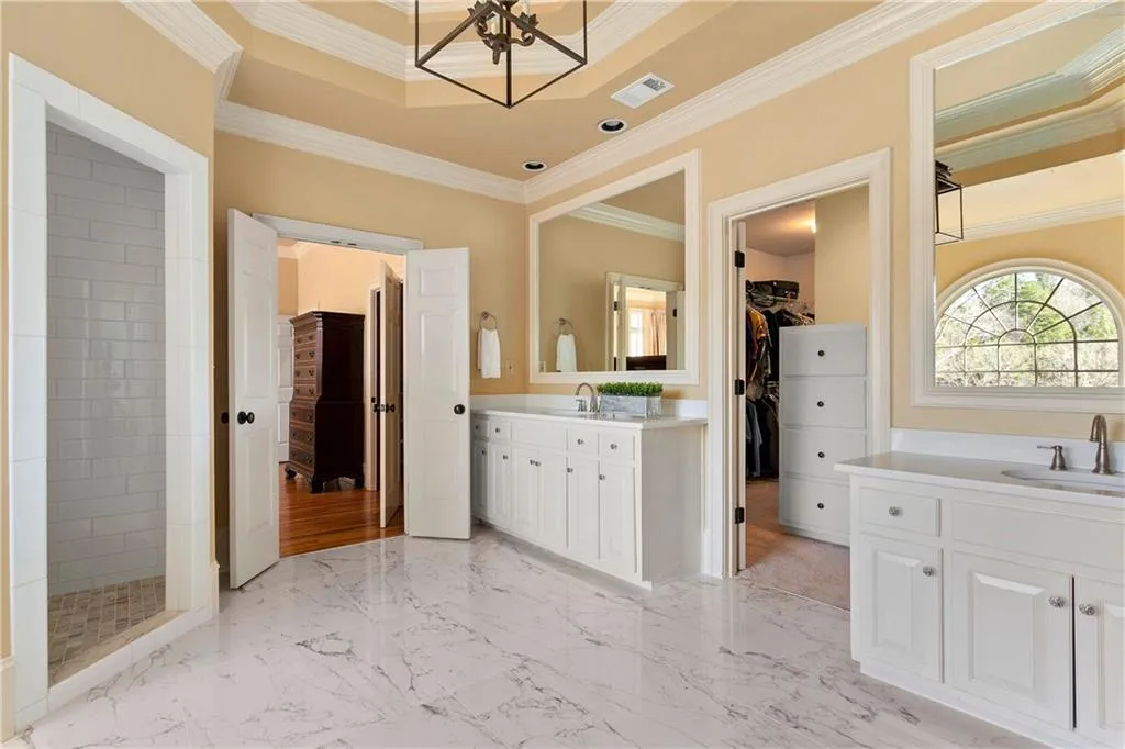 205 Grogans Lake Pointe, Sandy Springs, Georgia 30350, 5 Bedrooms Bedrooms, ,3 BathroomsBathrooms,Residential,Sold,205 Grogans Lake Pointe,6506249