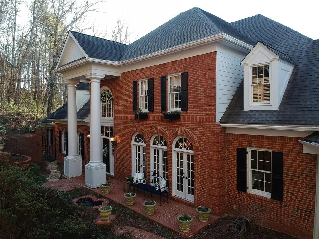 205 Grogans Lake Pointe, Sandy Springs, Georgia 30350, 5 Bedrooms Bedrooms, ,3 BathroomsBathrooms,Residential,Sold,205 Grogans Lake Pointe,6506249