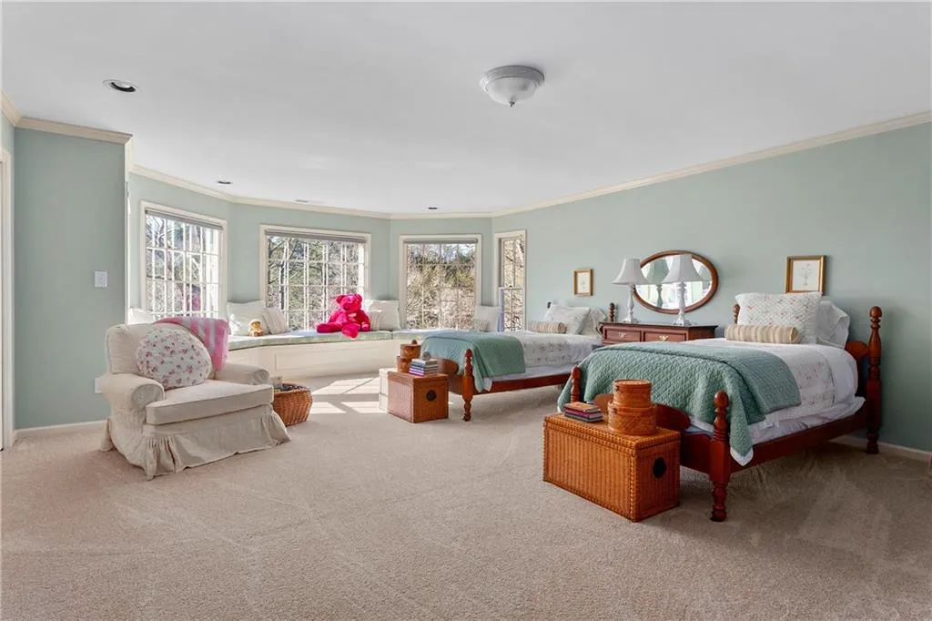 205 Grogans Lake Pointe, Sandy Springs, Georgia 30350, 5 Bedrooms Bedrooms, ,3 BathroomsBathrooms,Residential,Sold,205 Grogans Lake Pointe,6506249