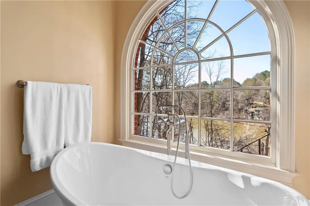 205 Grogans Lake Pointe, Sandy Springs, Georgia 30350, 5 Bedrooms Bedrooms, ,3 BathroomsBathrooms,Residential,Sold,205 Grogans Lake Pointe,6506249