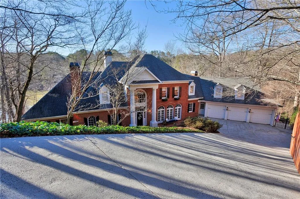 205 Grogans Lake Pointe, Sandy Springs, Georgia 30350, 5 Bedrooms Bedrooms, ,3 BathroomsBathrooms,Residential,Sold,205 Grogans Lake Pointe,6506249