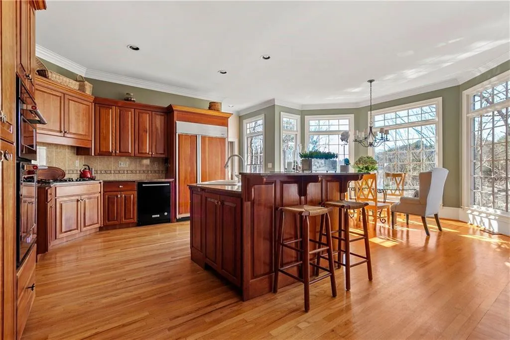 205 Grogans Lake Pointe, Sandy Springs, Georgia 30350, 5 Bedrooms Bedrooms, ,3 BathroomsBathrooms,Residential,Sold,205 Grogans Lake Pointe,6506249