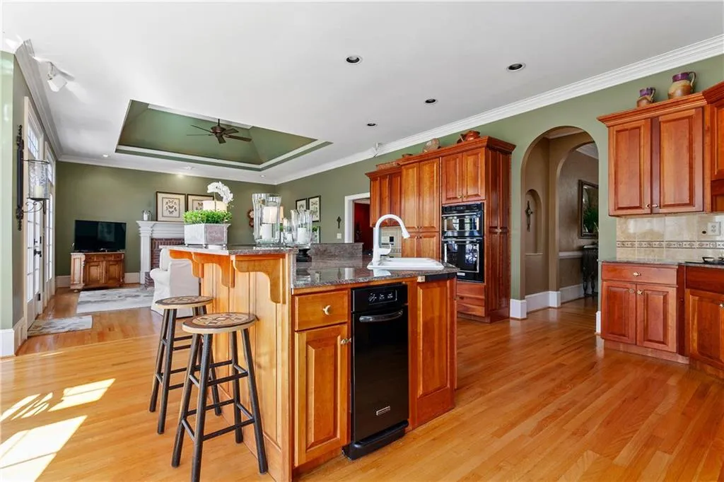 205 Grogans Lake Pointe, Sandy Springs, Georgia 30350, 5 Bedrooms Bedrooms, ,3 BathroomsBathrooms,Residential,Sold,205 Grogans Lake Pointe,6506249