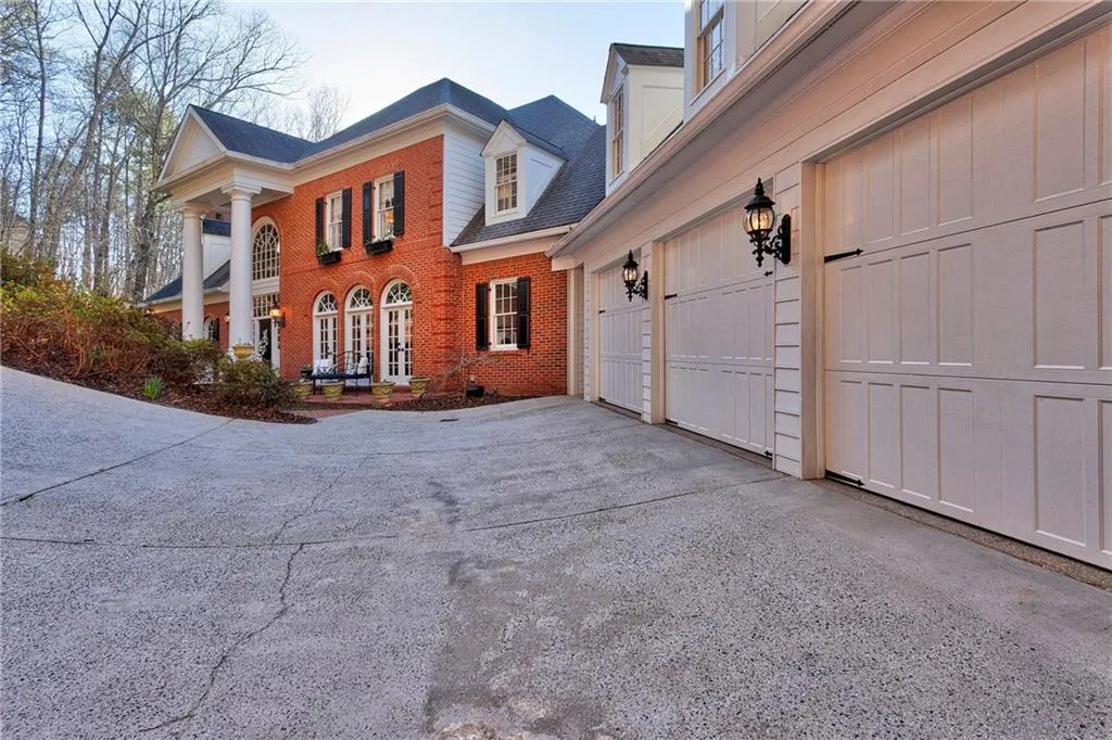 205 Grogans Lake Pointe, Sandy Springs, Georgia 30350, 5 Bedrooms Bedrooms, ,3 BathroomsBathrooms,Residential,Sold,205 Grogans Lake Pointe,6506249