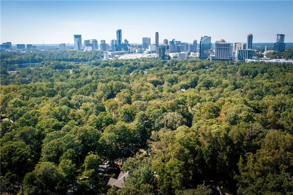 Bird's eye view of city skyline