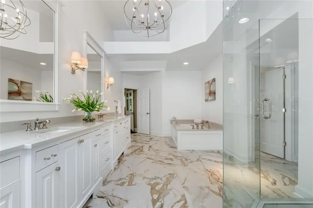 Large Soaker Tub + Separate Water Closet