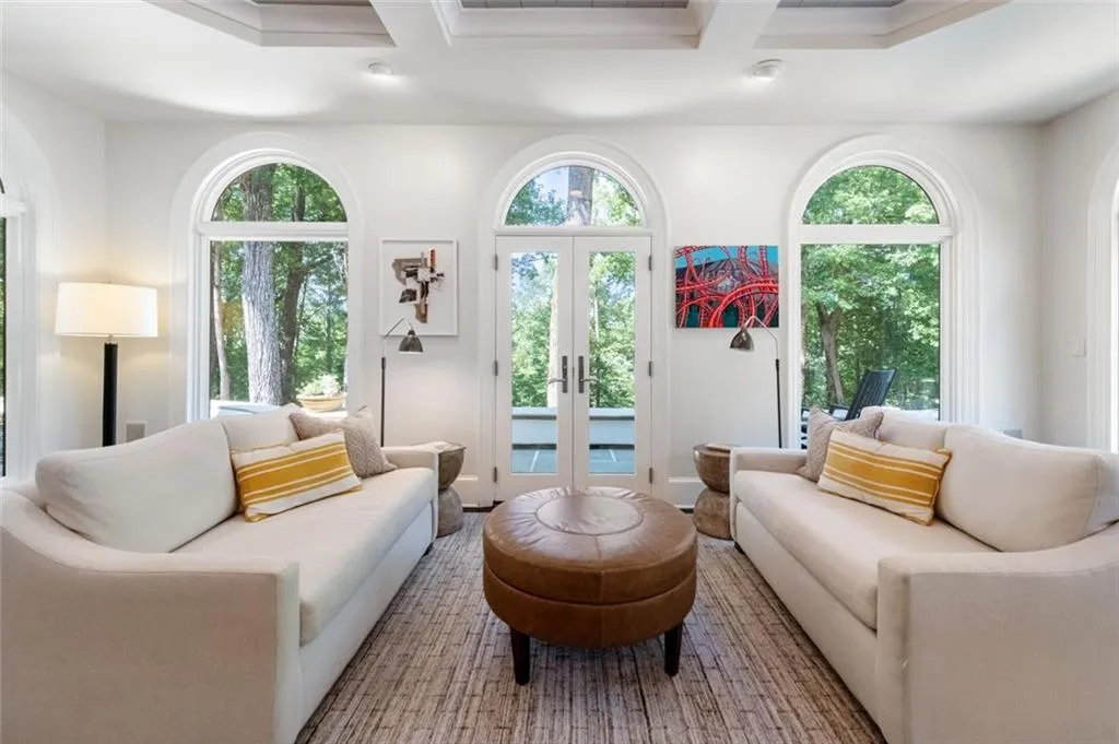 Keeping/Breakfast Room Opens to Veranda & Pool Area