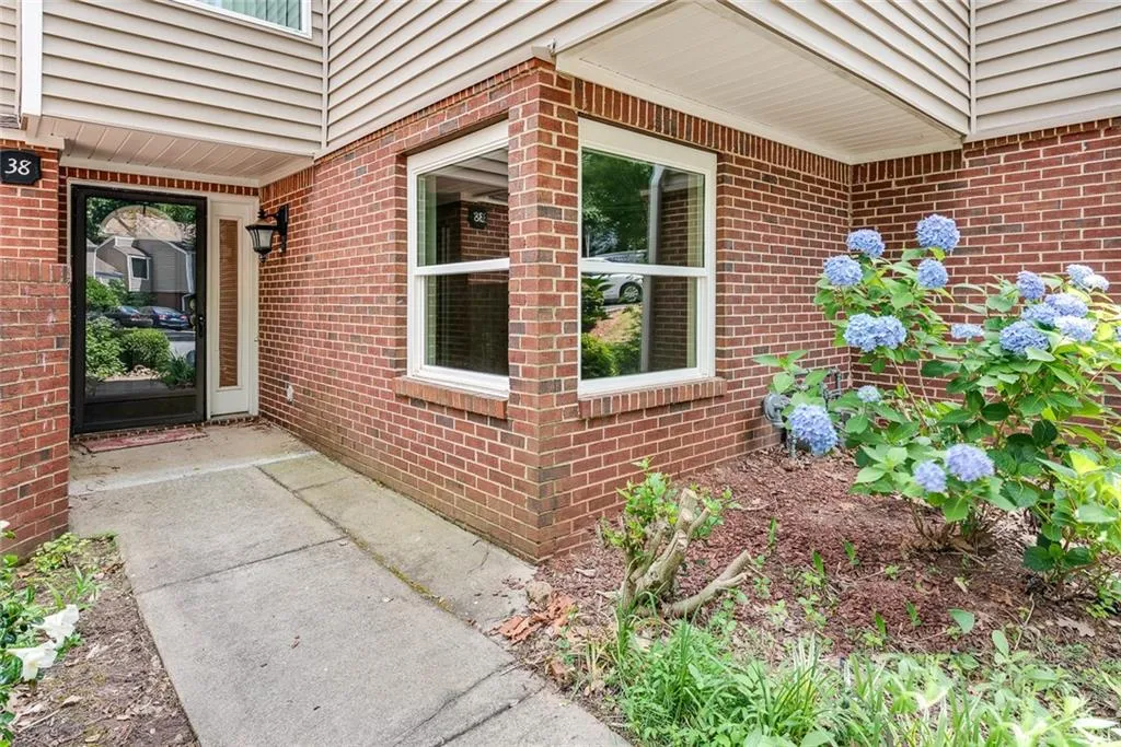 38 Dunwoody Springs Drive Unit 38, Sandy Springs, Georgia 30328, 3 Bedrooms Bedrooms, ,2 BathroomsBathrooms,Residential,Sold,38 Dunwoody Springs Drive Unit 38,6733029