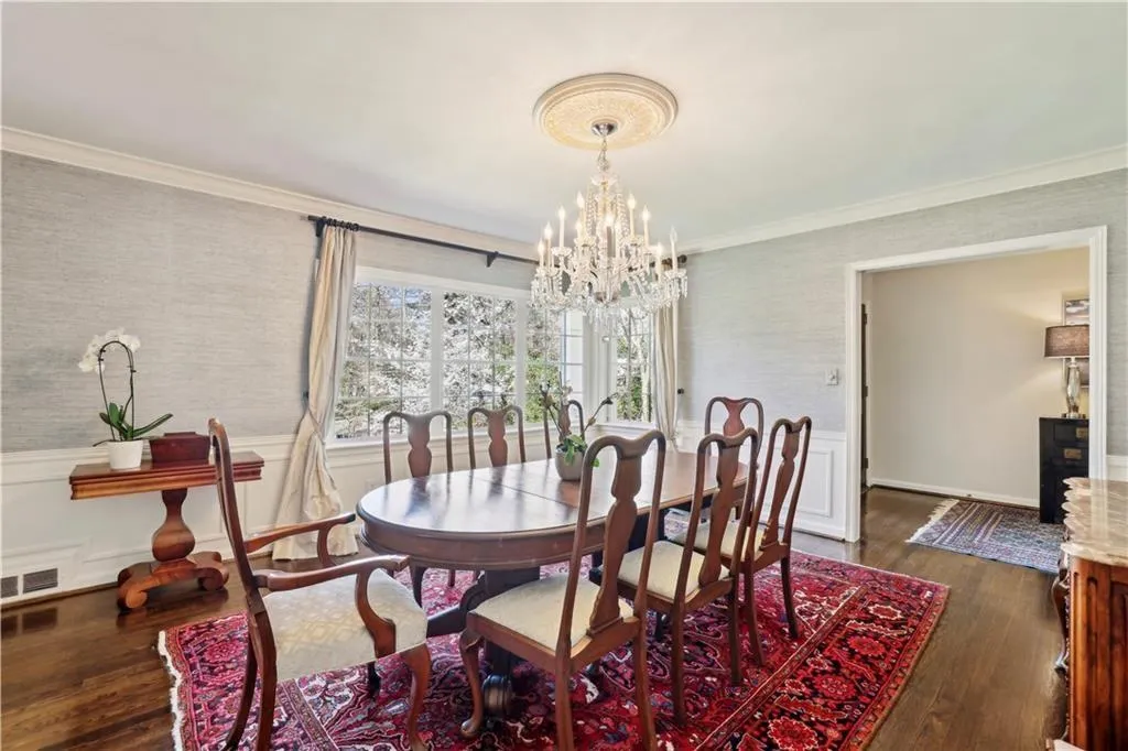 1299 W Wesley Road Nw, Atlanta, Georgia 30327, 5 Bedrooms Bedrooms, ,4 BathroomsBathrooms,Residential,For Sale,1299 W Wesley Road Nw,7564383