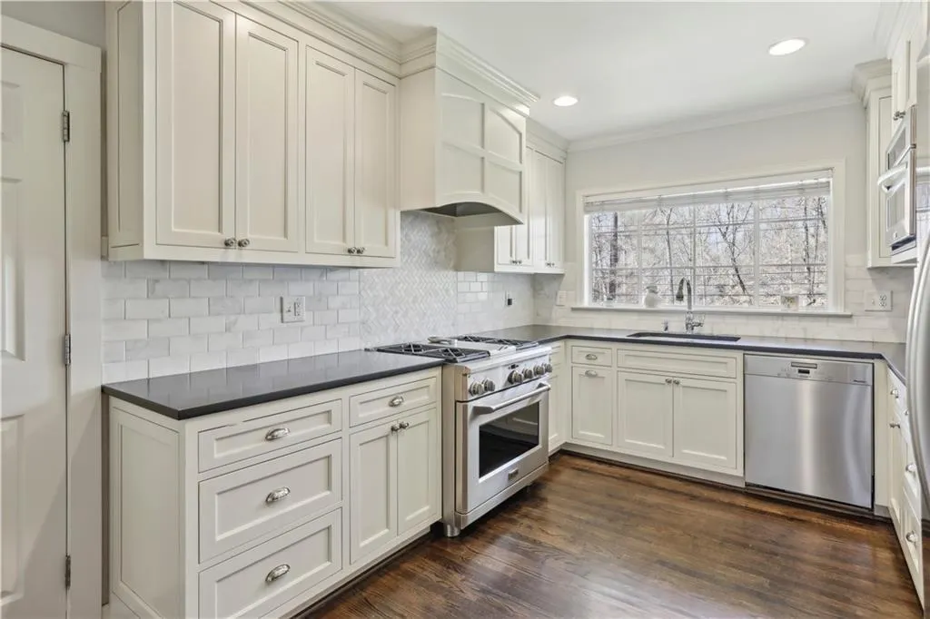 1299 W Wesley Road Nw, Atlanta, Georgia 30327, 5 Bedrooms Bedrooms, ,4 BathroomsBathrooms,Residential,For Sale,1299 W Wesley Road Nw,7564383