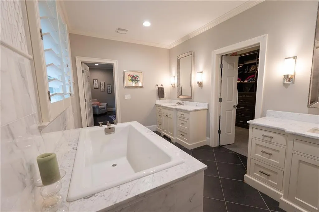 1299 W Wesley Road Nw, Atlanta, Georgia 30327, 5 Bedrooms Bedrooms, ,4 BathroomsBathrooms,Residential,For Sale,1299 W Wesley Road Nw,7564383