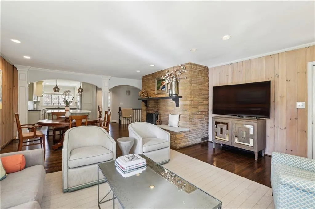 1299 W Wesley Road Nw, Atlanta, Georgia 30327, 5 Bedrooms Bedrooms, ,4 BathroomsBathrooms,Residential,For Sale,1299 W Wesley Road Nw,7564383