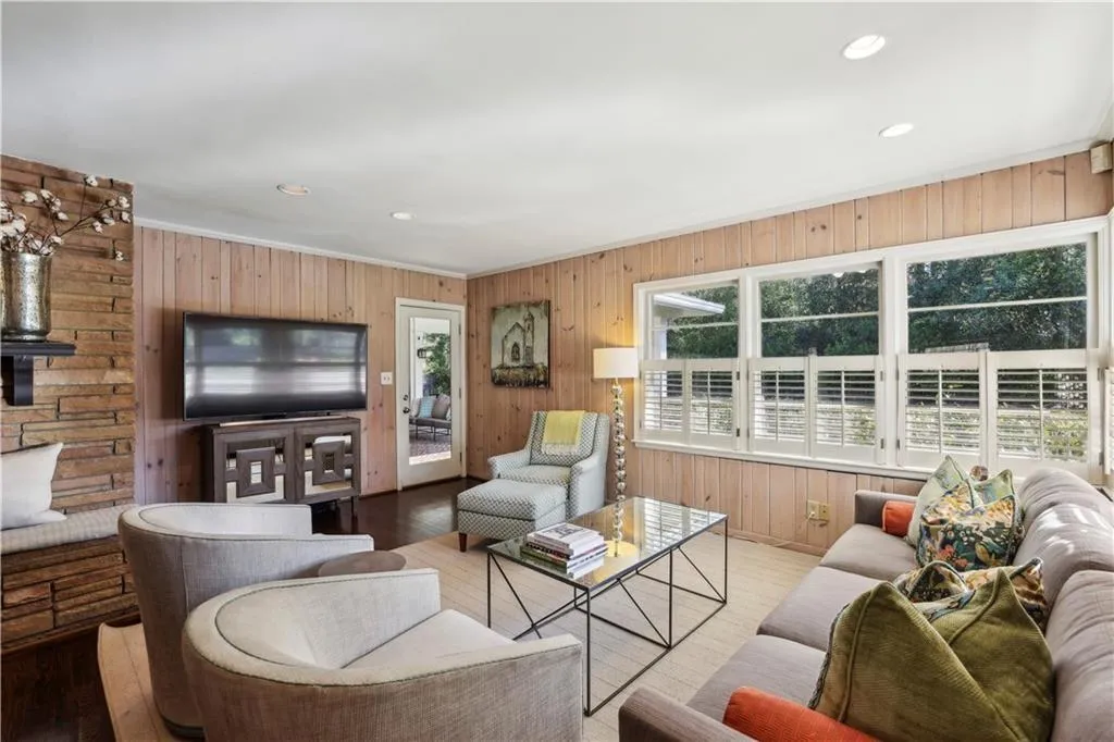 1299 W Wesley Road Nw, Atlanta, Georgia 30327, 5 Bedrooms Bedrooms, ,4 BathroomsBathrooms,Residential,For Sale,1299 W Wesley Road Nw,7564383
