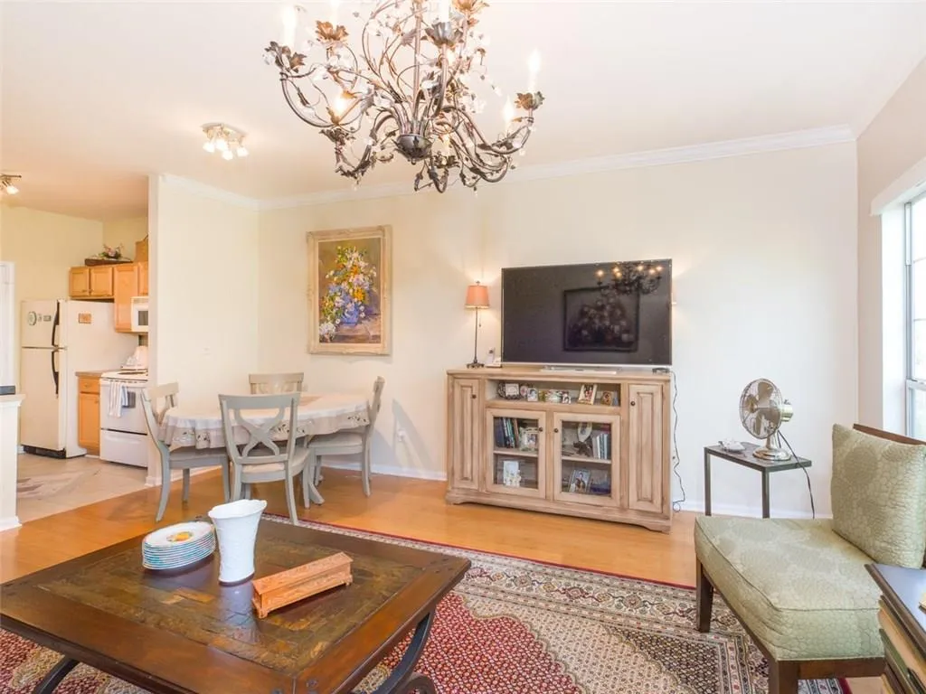 5641 Roswell Road Unit 306, Sandy Springs, Georgia 30342, 1 Bedroom Bedrooms, ,1 BathroomBathrooms,Residential,Sold,5641 Roswell Road Unit 306,5654181