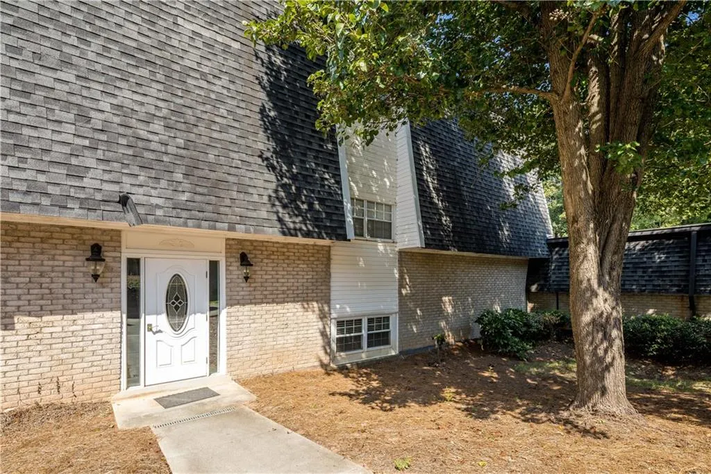 5215 Chemin De Vie, Atlanta, Georgia 30342, 2 Bedrooms Bedrooms, ,2 BathroomsBathrooms,Residential,Sold,5215 Chemin De Vie,6617771