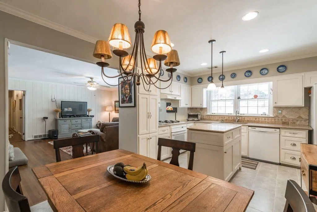 845 Starlight Drive, Atlanta, Georgia 30342, 4 Bedrooms Bedrooms, ,3 BathroomsBathrooms,Residential,Sold,845 Starlight Drive,5760707