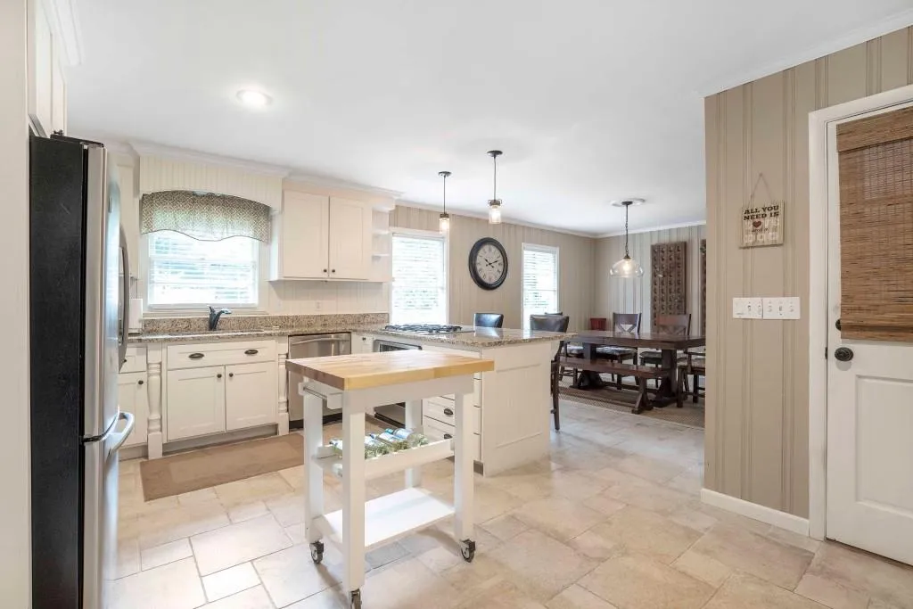 6460 N Hampton Drive, Sandy Springs, Georgia 30328, 4 Bedrooms Bedrooms, ,2 BathroomsBathrooms,Residential,Sold,6460 N Hampton Drive,6942751