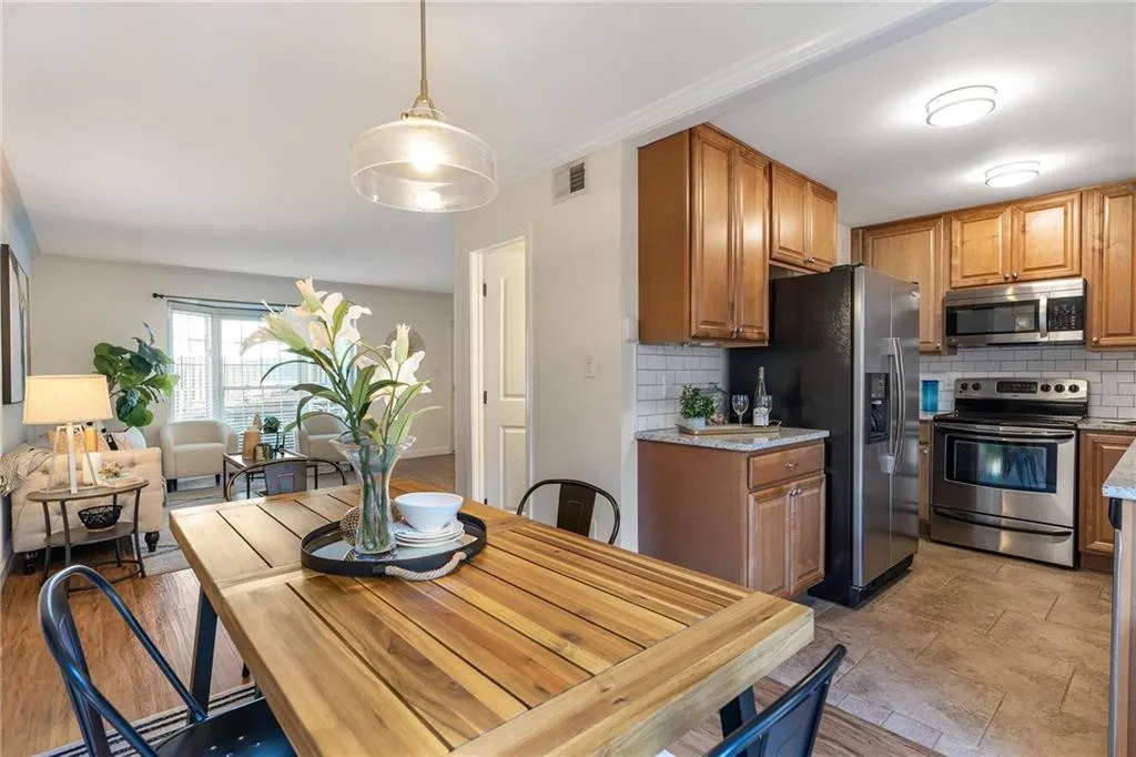 136 Peachtree Memorial Drive Nw Unit Ri2, Atlanta, Georgia 30309, 2 Bedrooms Bedrooms, ,1 BathroomBathrooms,Residential,For Sale,136 Peachtree Memorial Drive Nw Unit Ri2,7680504