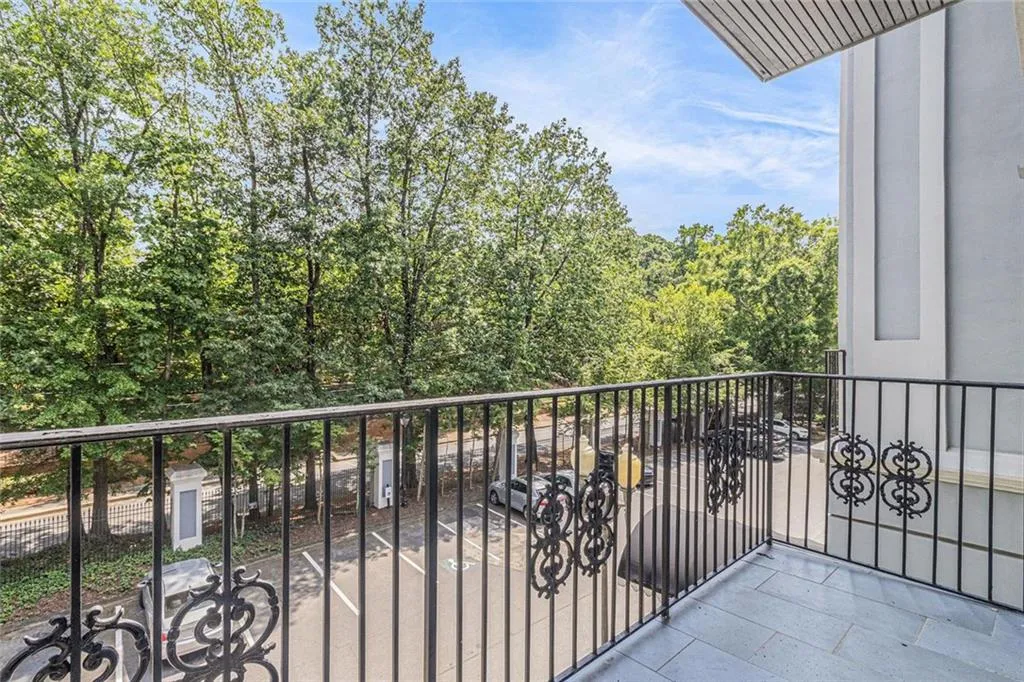 3201 Lenox Road Ne Unit 23, Atlanta, Georgia 30324, 2 Bedrooms Bedrooms, ,2 BathroomsBathrooms,Residential,For Sale,3201 Lenox Road Ne Unit 23,7595182
